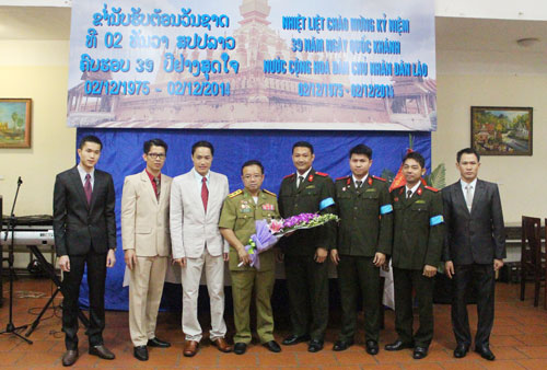 Các học viên Vương quốc Campuchia đến chia vui cùng các học viên Lào.